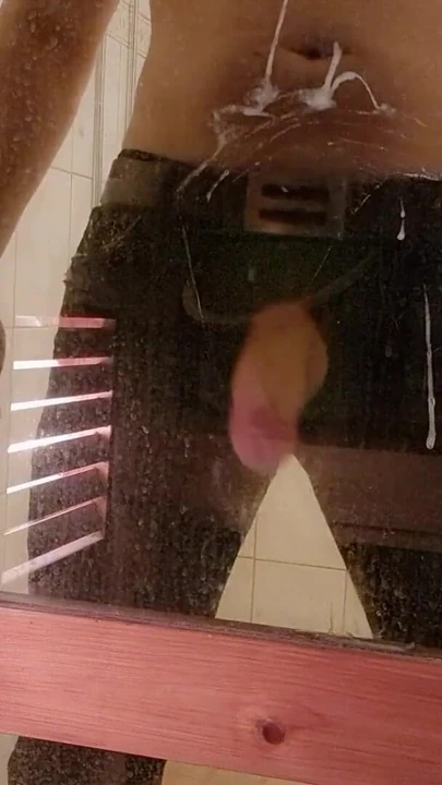 Сногсшибательный момент из "Горячей сауны, горячие джинсы, горячая сперма"