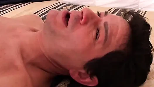Azgın orta yaşlı seksi kadın çoraplı çılgınlığı emiyor ve sikişiyor