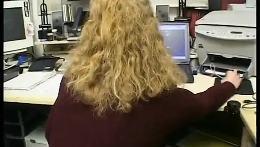 Kıvırcık saçlı sarışın kıllı amını parmaklatıyor