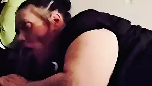 Heteroseksüel bir öğrenci üvey anneden sakso için damgasını vuruyor