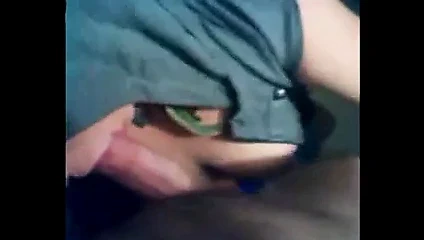 Si nasconde un po..ma gran pompa e splendido seno!