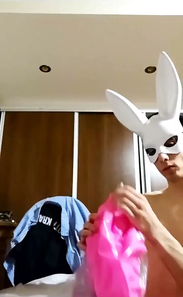 Bunny looner yayında mastürbasyon yaparken şişme pembe sandalyesini ve büyük net bir balonu patlatıyor