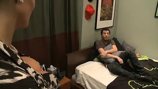 İri göğüslü olgun üvey anne çok daha az deneyimli üvey oğlu tarafından sikiliyor