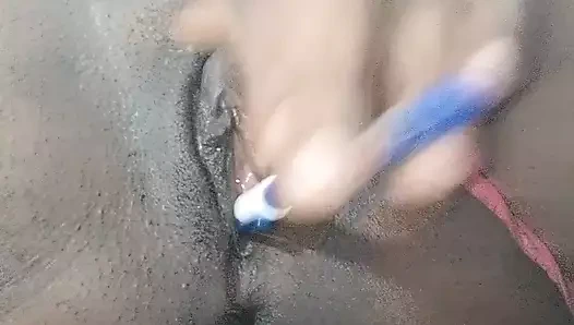 Genç kadın odasında tek başına mastürbasyon yapıyor, telefonunun çalmasını izliyor ve üvey babasının ıslak vajinasını sikmesini bekliyor.........