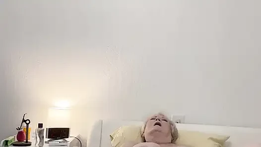 Nine dildo tarafından sikiliyor