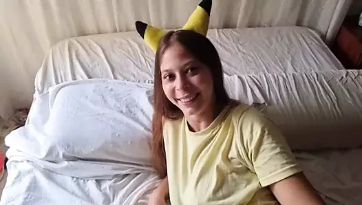 Parodi pokemon pikachu röportajı ve gülümsemesi