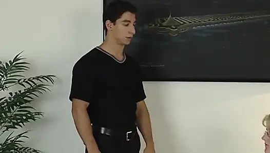 Hamile sarışın orta yaşlı seksi kadın genç delikanlının sert yarağıyla perişan oluyor