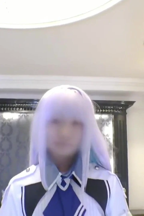 Cosplay anı ince bir yeni gelen oyuncu merakını keşfederken utangaç heyecan uyandırıyor