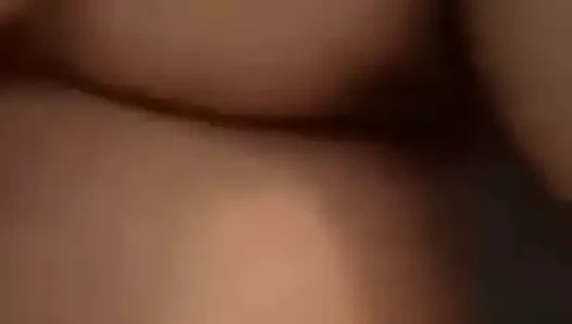 Elle se gode et pisse en meme temps