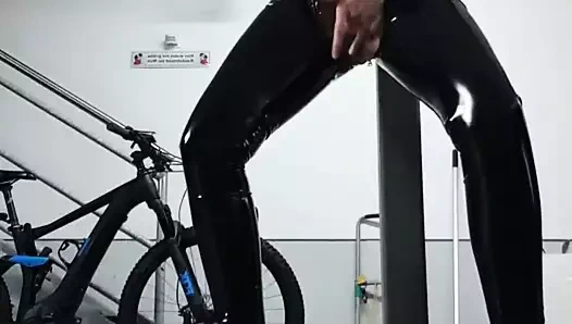 Julie mahzende fışkırtıyor