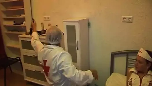 Seksi Alman hemşire iki adam tarafından sikiliyor