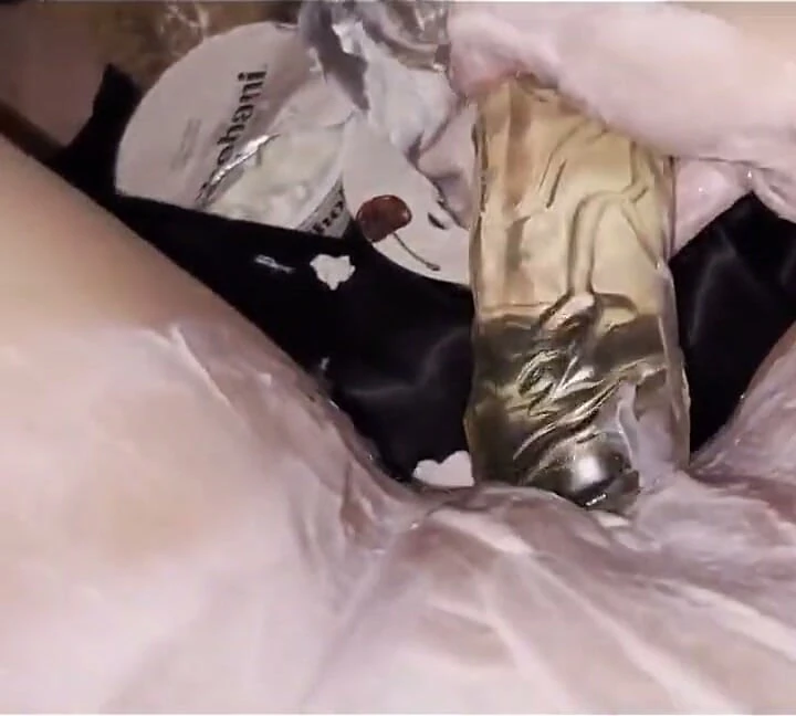 Üvey kızım yougurt ile çıldırıyor&büyük cam dildo-onu evde yalnız bırakırsam bunun olacağını bilmiyordum