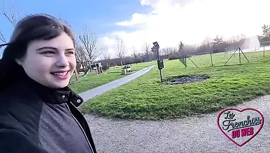 Clara, biraz utangaç ama seksi seven yaramaz genç bir kadın