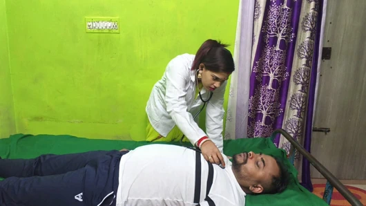 Ateşli Hintli bayanlar doktor kliniğini tedavi ederken hastası tarafından sikiliyor