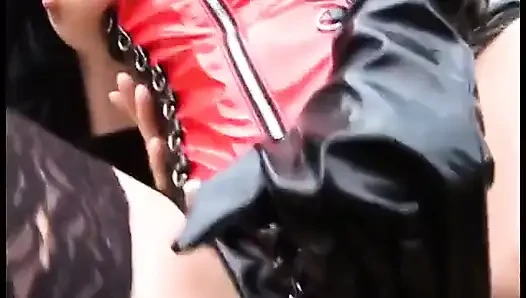 Güzel sıkı dominatrix bebek kölesini açık havada sikiyor