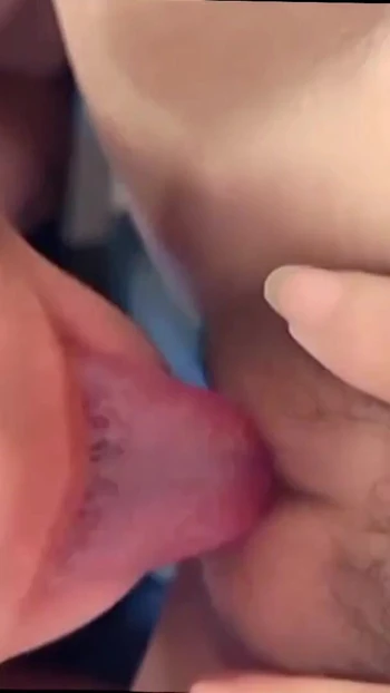 Волнующий момент из "Кадры сводного брата и сводной сестры трахающихся возбужденных в спальне"