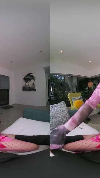 Знаковый момент из "BaDoinkVR Nikki Nicole нужно заполнить большим количеством положительной энергии перед вечеринкой"