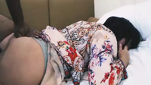 Büyük memeli mükemmel vücutlu orta yaşlı seksi kadın canavar bir yarağı emiyor