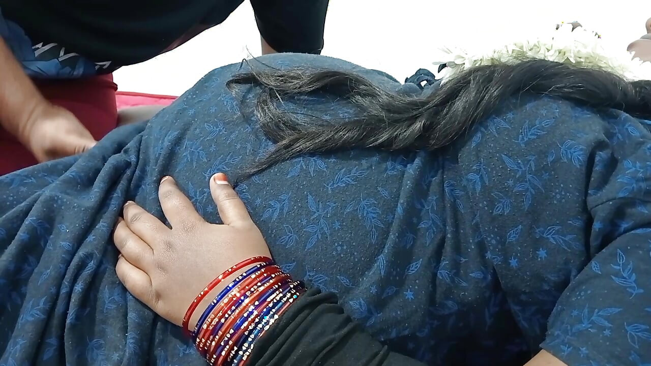 Tamil evli kadın kocasıyla telefonda konuşurken sevgilisiyle sikişiyor