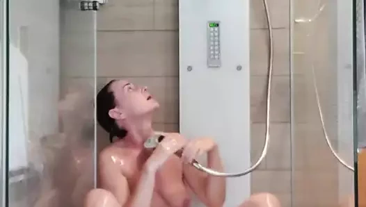 Orta yaşlı seksi kadın duş alırken orgazm oluyor