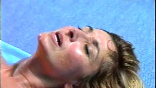 Olgun çift ayakla mastürbasyon yaptıktan sonra açık havada sikişiyor