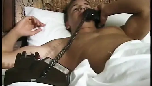 Ateşli adamlar telefonda konuşurken azıyor