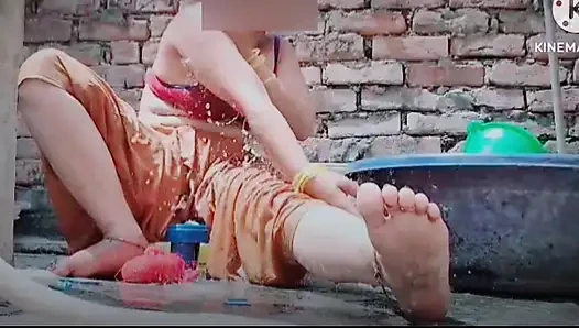 Sevimli yumuşak ateşli seksi video köyü ateşli kız banyo yapıyor