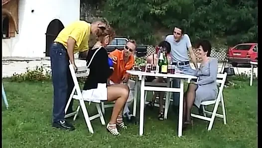 Alman bayanlar açık havada iki adamı memnun etmek için burada