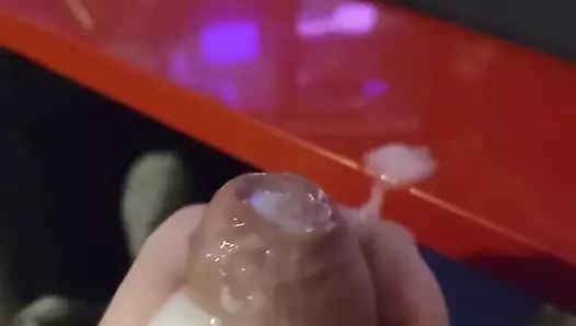 Bir yarağı okşuyorken döl fışkırtan boşalma