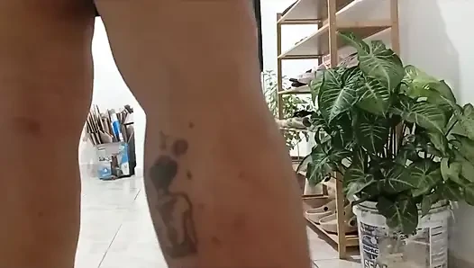 Tombul komşu yeni dairesini temizliyor