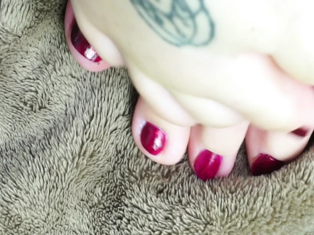 Daytona Hale Seksi BBW Ayaklarını Sergiliyor