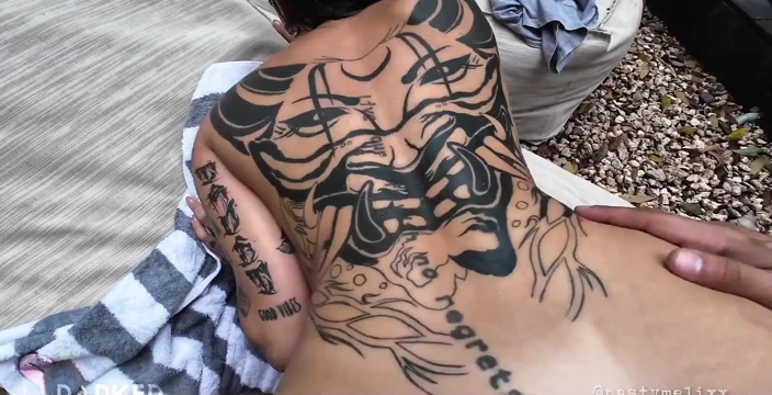 Komşumun karısını havuzdan çıktıktan sonra Airbnb'nin arka bahçesinde sikiyorum