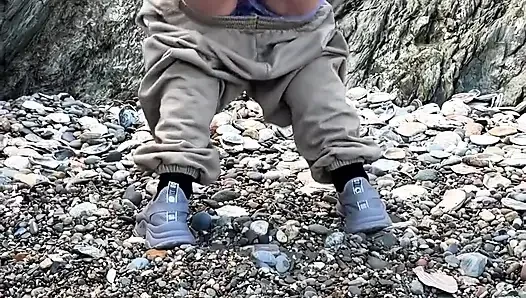 Çaresiz kızın plajda çiş derlemesi