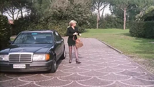 Bu sürtük orta yaşlı seksi kadın oyuncağını boşaltıyor