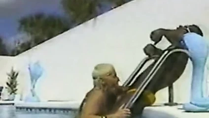 Bir yüzme havuzunun yanında eylem- vintage