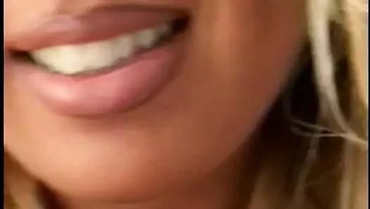 seksi asyalı ile büyük göğüsleri verir bir rimjob kafa ve alır delinmiş