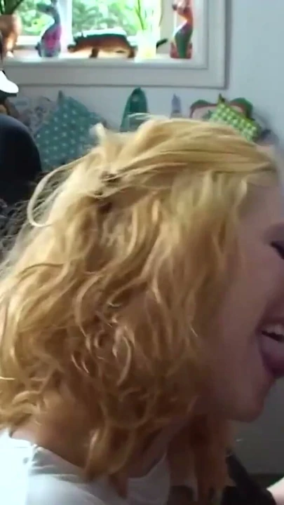 Cuckold azgın baba kızının nasıl sikildiğini izliyor | Bölüm 1