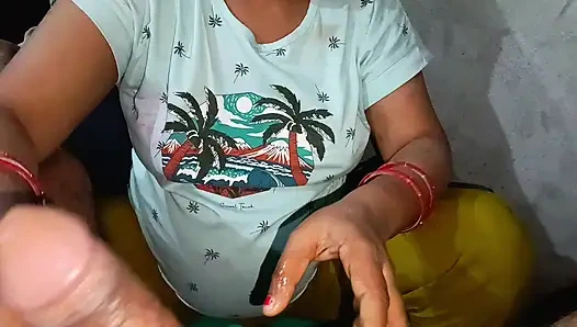 Ağzına boşalma Hintli yenge büyük siyah yarağı emiyor yüzünü sikiyor oral seks sakso videosu