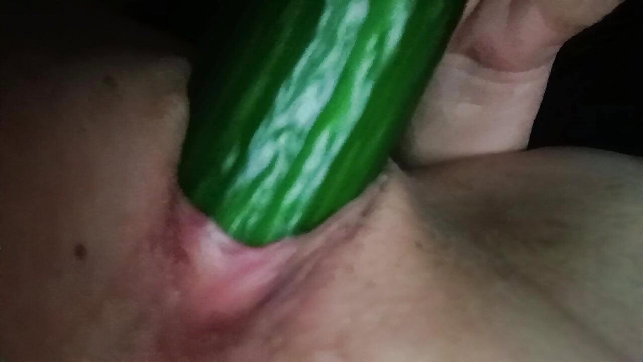 Geceleri azgın uyanıyorum ve amımı salatalık ile sikmeye başlıyorum. Yakın çekim olgun amatör amcık ıslak.