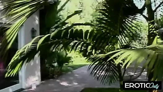 Başka bir tur için yalvarırken sert boşalıyor