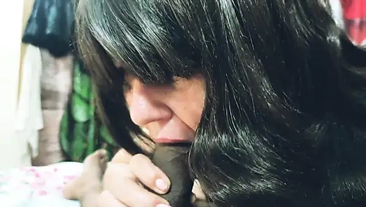 Ateşli orta yaşlı seksi kadın büyük zenci yarağı ile birlikte olma şansını kullandı