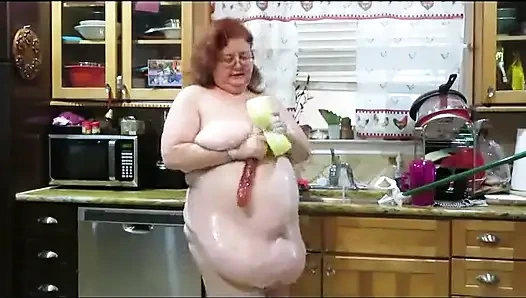 İri güzel hemşire Vicki ıslak sabunlu zemini siliyor sonra yaramaz oğlanlarla konuşurken büyük bir dildo ve süngerle oynuyor