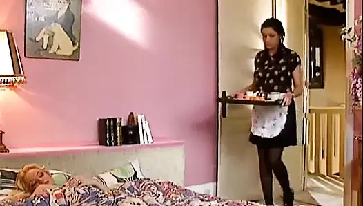 Legend Silvia Saint büyük memeli hizmetçi Amanda ile ateşli bir lezbiyen orgazmı yaşıyor