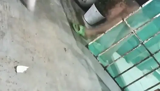 Bahçede. Komşu beni görmüş olabilir mi?