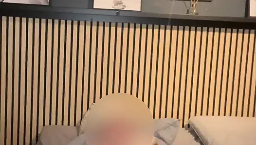 Evde yalnızken ve yapay penisinle oynamak istediğinde.