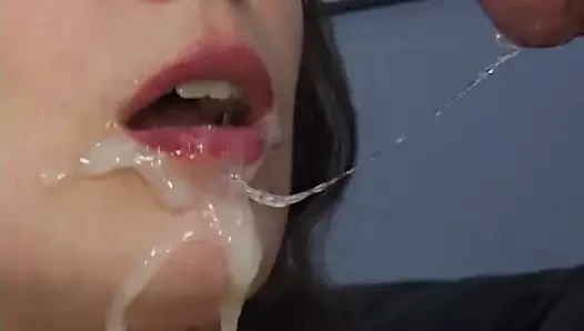 Milf bu azgın züppeyi memnun etmek için ağzını kullanır