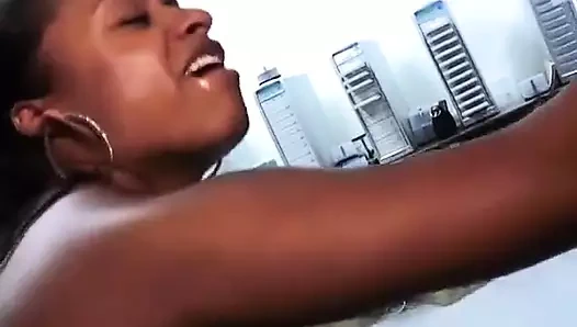 Koyu çikolata güzeller sakso çektikten sonra beyaz göte biniyor