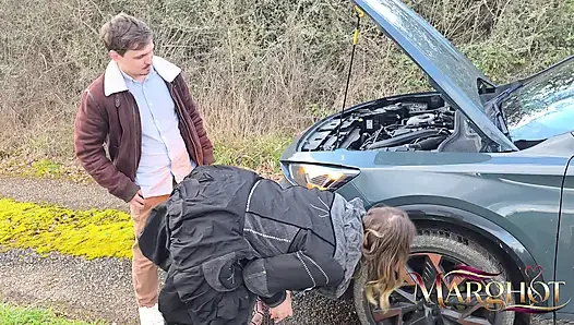 Kırsal yolda yıkıldım - vajinamı yiyor, sonra kaputumda ve bagajda beni seviyor