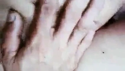 Awek cantik main dikebun