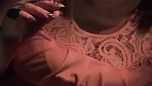 Kibritle sigara içiyor